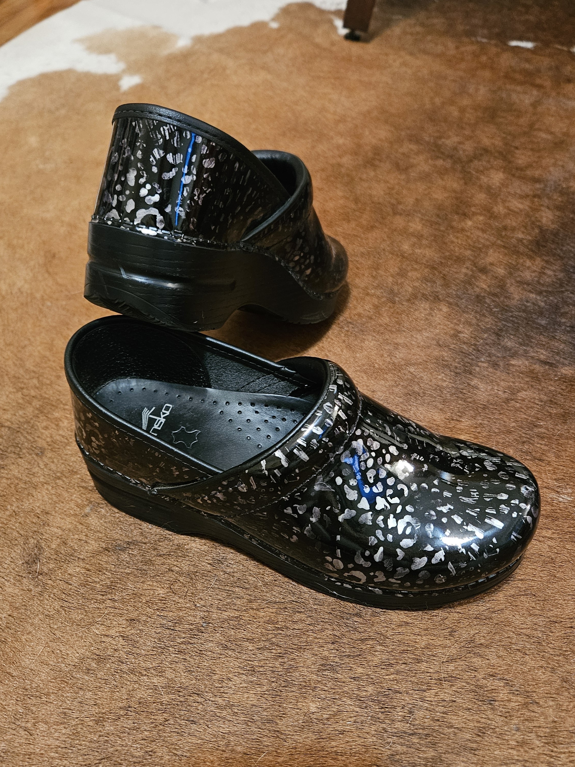 Dansko Professional Black Gray Silver Patterned Comfort Clogs 38/8 Euc